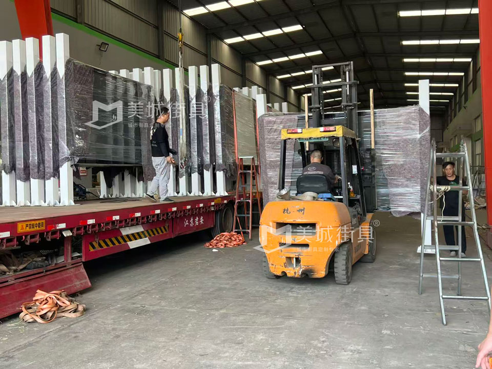 江蘇美城街具為新疆定制公交候車亭第四批發貨案例